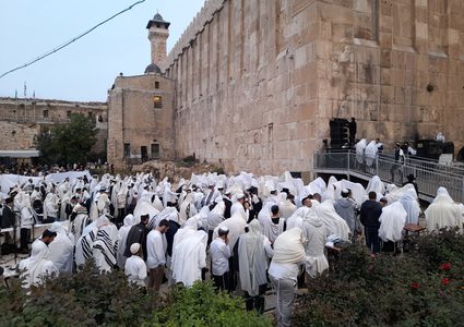 مستوطنون يقتحمون الحرم الإبراهيمي وسط الخليل