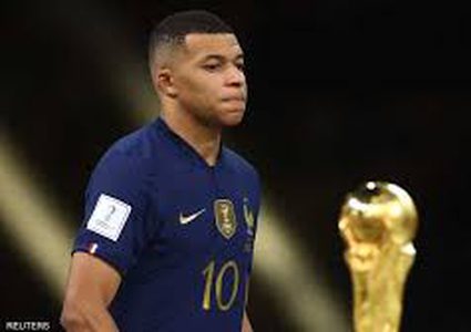 مبابي يظهر بوجه شاحب بعد وصول طائرة المنتخب الفرنسي إلى باريس