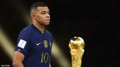 مبابي يظهر بوجه شاحب بعد وصول طائرة المنتخب الفرنسي إلى باريس