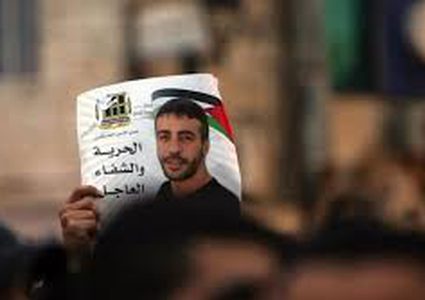 هيئة الأسرى: ترتيبات عاجلة من الصليب الأحمر لزيارة والدة الأسير ناصر أبو حميد