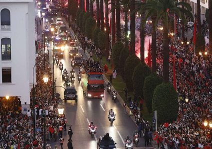 مئات آلاف المغاربة يحتشدون في شوارع الرباط لاستقبال “أسود الأطلس”