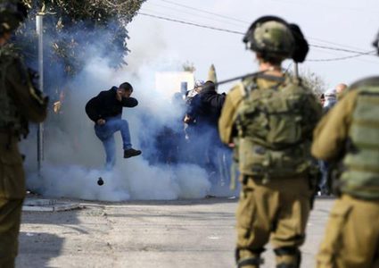 إصابة فتى خلال مواجهات مع قوات الاحتلال شرق القدس