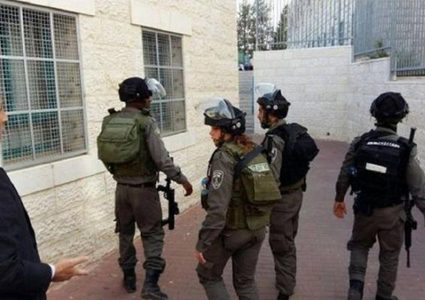 قوات الاحتلال تحتجز عددا من طلبة المدارس وتغلق مداخل تقوع جنوب بيت لحم