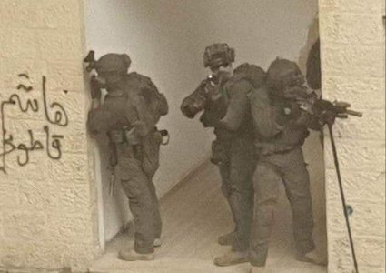 قوة خاصة من جيش الاحتلال تقتحم نابلس وتحاصر عددًا من الشبان داخل عمارة سكنية