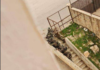 قوة خاصة من جيش الاحتلال تقتحم مدينة نابلس وتحاصر عددًا من الشبان داخل عمارة سكنية.