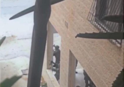 قوة خاصة من جيش الاحتلال تقتحم مدينة نابلس وتحاصر عددًا من الشبان داخل عمارة سكنية.