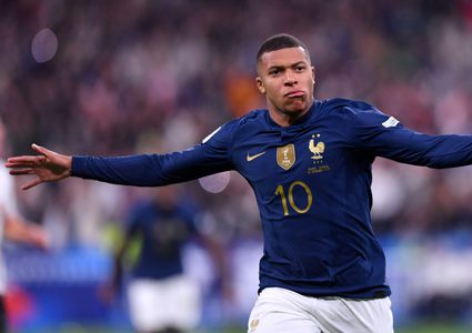 مبابي يهدد باريس: إما الرحيل أو طرد ميسي