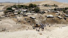 مخطط إسرائيلي لنقل الخان الأحمر في منطقة تعبد 300 م عن الموقع الحالي