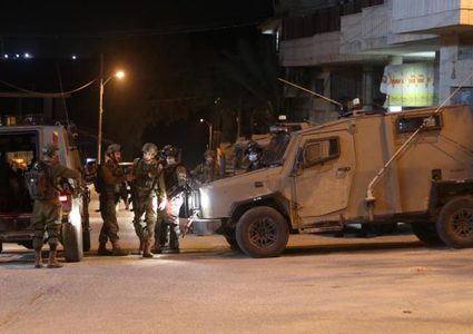 قوات الاحتلال تنصب بوابة حديدية في بني حارث غرب رام الله