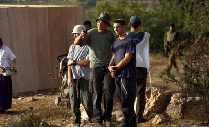 مستوطنون يرعون أغنامهم وسط مساكن المواطنين غرب أريحا