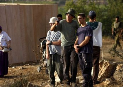 مستوطنون يرعون أغنامهم وسط مساكن المواطنين غرب أريحا