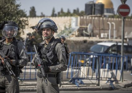 الاحتلال يبعد مقدسيين عن المسجد الأقصى المبارك