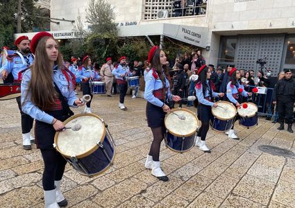 الكنائس المسيحية التي تسير حسب التقويم الغربي تحتفل بعيد الميلاد المجيد