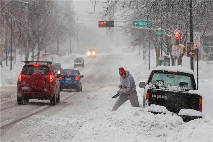 22 قتيل جراء العاصفة الثلجية مع انقطاع الكهرباء في الولايات المتحدة الأمريكية