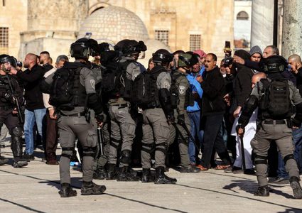 الاحتلال يقتحم نادي جبل الزيتون ويعتقل ثلاثة شبان