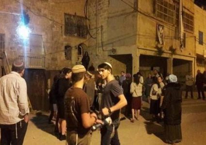 مستوطنون يهاجمون منازل ويحرقون ٣ مركبات جنوب نابلس