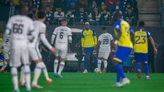 النصر يتعادل مع الهلال وينفرد بصدارة الدوري