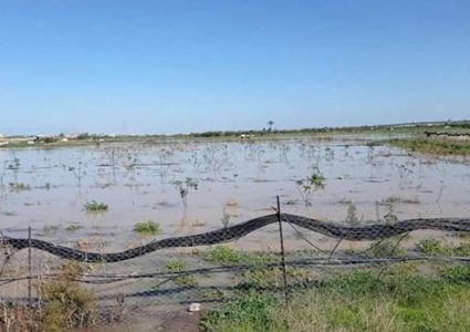 قوات الاحتلال تغرق أراضي المواطنين جنوب ووسط قطاع غزة