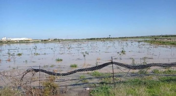 قوات الاحتلال تغرق أراضي المواطنين جنوب ووسط قطاع غزة