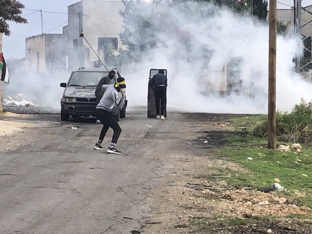 اصابة ١١ شخصا خلال مسيرة نظمت لاسترداد جثامين الشهداء