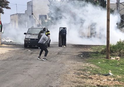 اصابة ١١ شخصا خلال مسيرة نظمت لاسترداد جثامين الشهداء