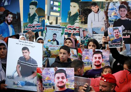 الاحتلال يقمع "مسيرة الخلود" المطالبة باسترداد جثامين الشهداء عند حاجز قلنديا