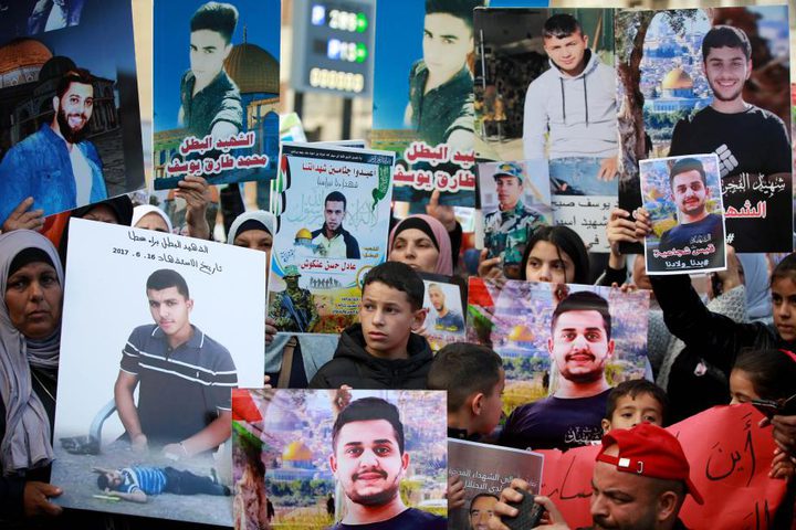 الاحتلال يقمع "مسيرة الخلود" المطالبة باسترداد جثامين الشهداء عند حاجز قلنديا
