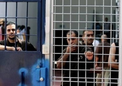 أسرى سجن "عوفر" يشرعون بخطوات تصعيدية احتجاجا على الإهمال الطبي