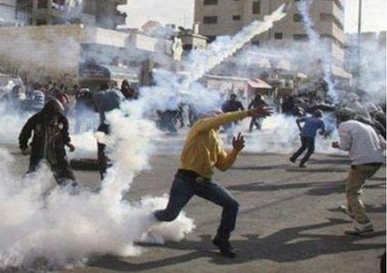 اصابات بالاختناق بين طلبة المدارس خلال مواجهات اندلعت بالخليل