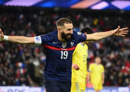 مستشار بنزيما يحرج ديشامب بتقرير طبي