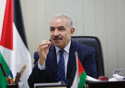 صحفي اقتصادي يفند بيان اشتية حول انخفاض معدل البطالة