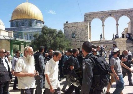 مستوطنون يقتحمون الاقصى بحماية مشددة من شرطة الاحتلال