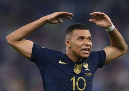 مبابي يفكر في الانتقال لبرشلونة