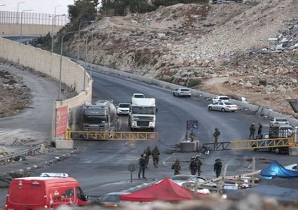 الاحتلال يغلق حاجز قلنديا العسكري شمال القدس