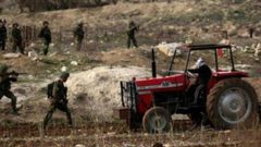 الاحتلال يستولي على جرارين زراعيين وصهريجين وشاحنة في الأغوار