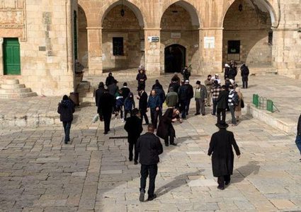 عشرات المستوطنين يقتحمون الأقصى