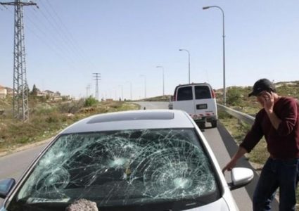 مستوطنون يهاجمون مركبات المواطنين جنوب نابلس