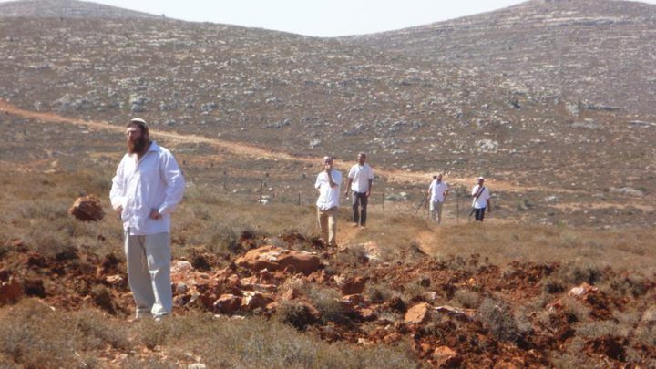 مستوطنون يمددون خط مياه لحظيرة أقاموها بالأغوار الشمالية