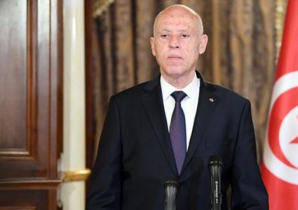 مراقبون: باريس تبحث عن “بديل” لقيس سعيّد