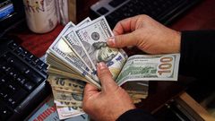 الدولار يتراجع لكن يتجه لتحقيق أكبر مكاسب سنوية منذ 2015