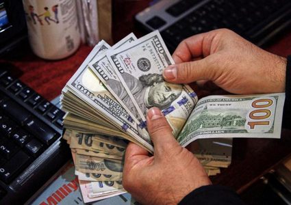 الدولار يتراجع لكن يتجه لتحقيق أكبر مكاسب سنوية منذ 2015