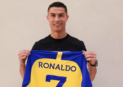 أول تعليق لأسطورة النصر على صفقة رونالدو