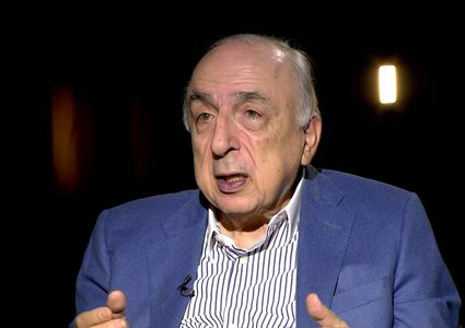 جعل الكرة من لون قدمه