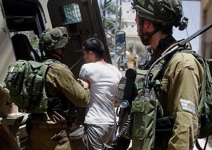 قوات الاحتلال تعتقل شقيقين من مدينة قلقيلية