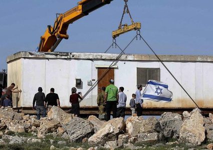 مستوطنون ينصبون بيتا متنقلا غرب بيت لحم