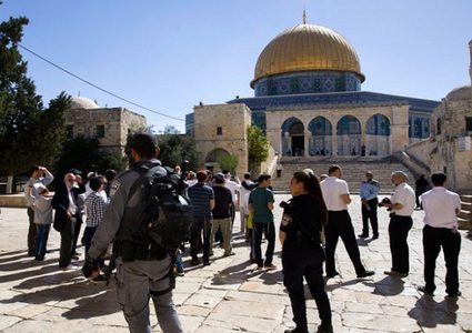 عشرات المستوطنين يقتحمون الأقصى بحماية شرطة الاحتلال