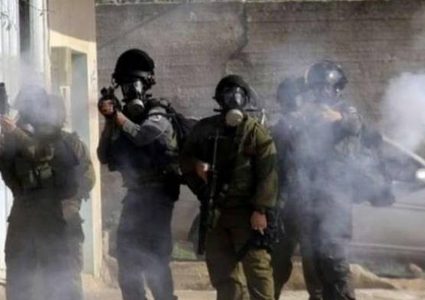 إصابات بالاختناق إثر اعتداء الاحتلال على جنازة في بيت أمر شمال الخليل