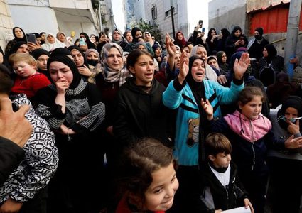 الجماهير تشيع جثمان الشهيد الطفل آدم عياد في مخيم الدهيشة