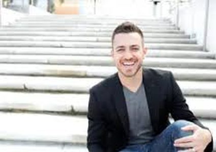 شاب يجني 160 ألف دولار شهريا مقابل 5 ساعات عمل أسبوعيا