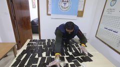 شرطة مكافحة المخدرات تضبط 100 بلاطة حشيش قبل ترويجها في الخليل